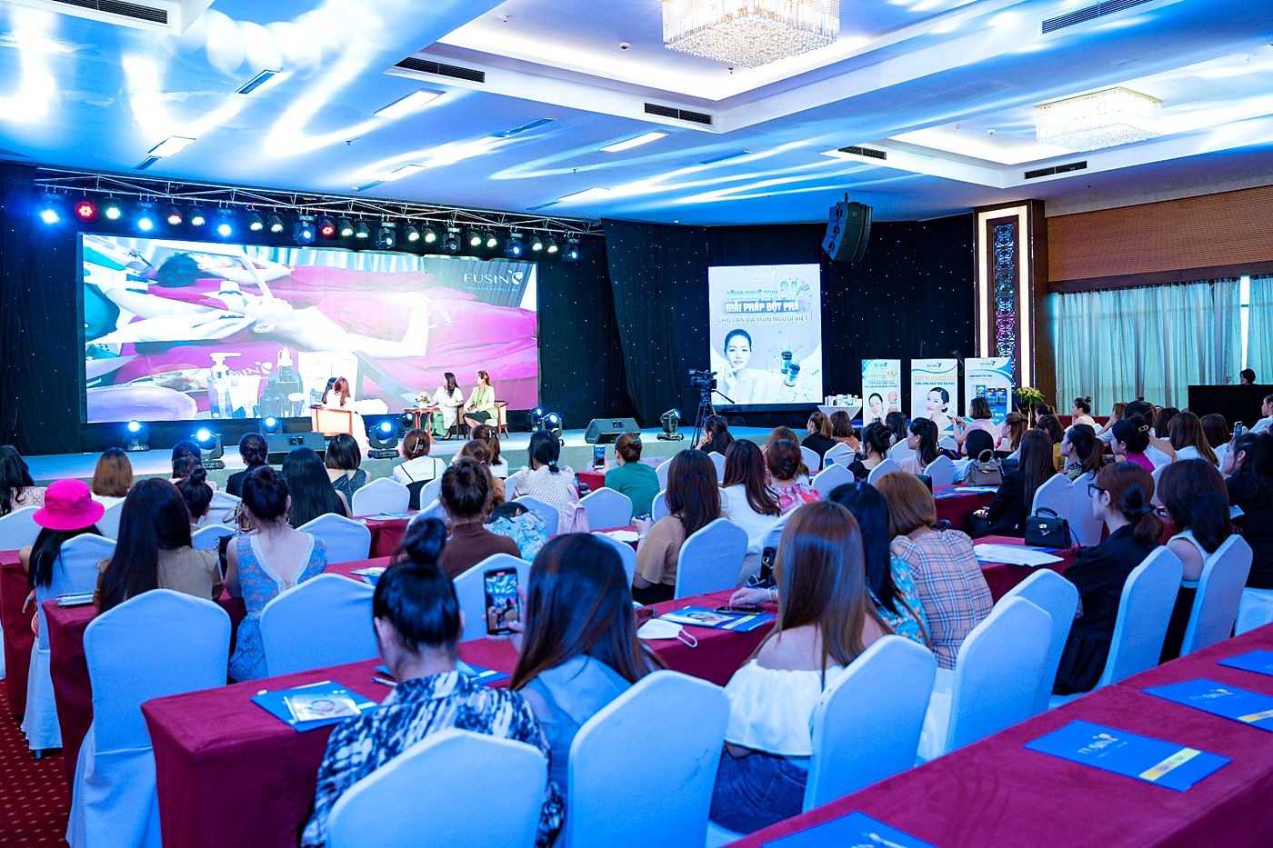 Hội trường kín chỗ